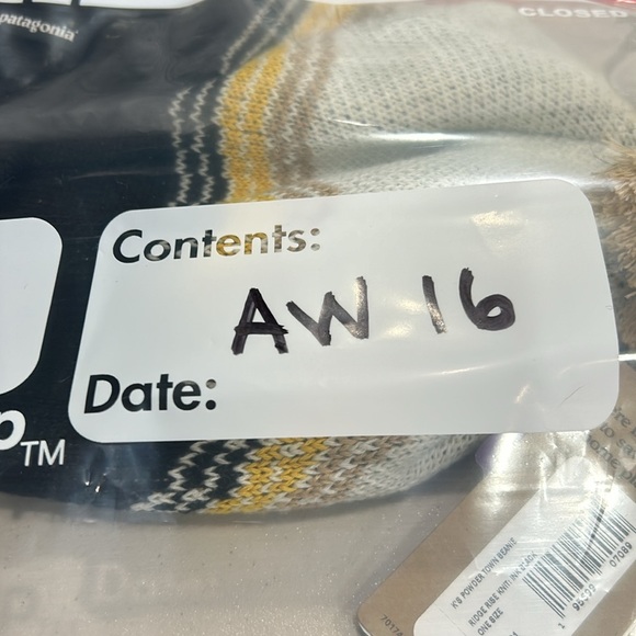 Patagonia Youth Powder Town Beanie Cream Black NWT Recycled Polyester Kids - Picture 7 of 7